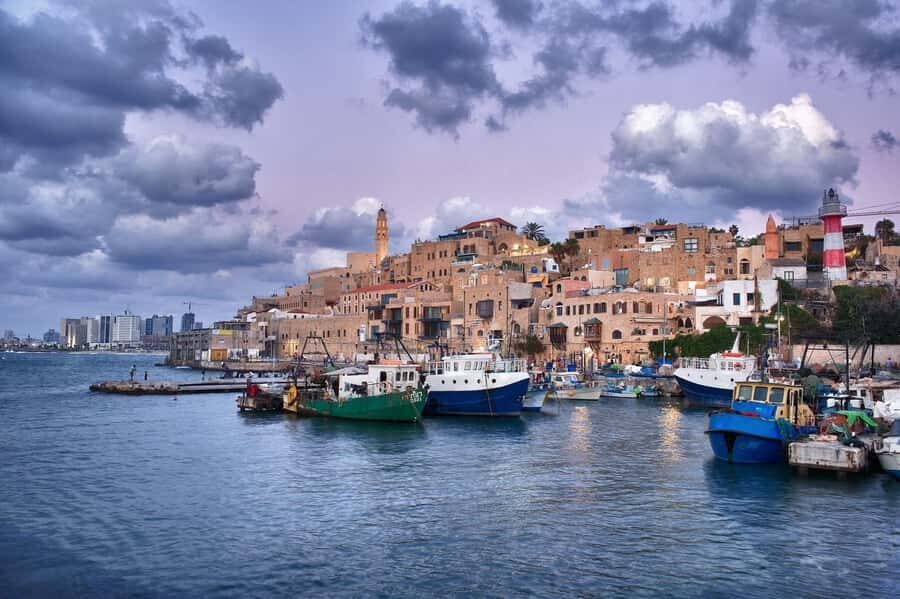 Jaffa: Old City, Port & Shuk Hapishpishim Walking Tour - Mahmoudiya Mosque and Kdumim Square: architecture with a living neighborhood around it