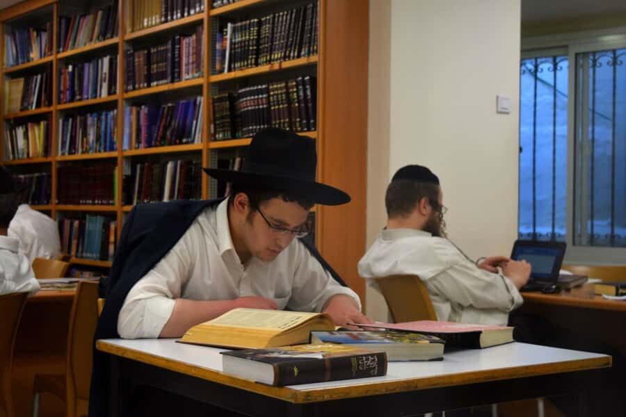 Jerusalem: Meet the Orthodox Jews Tour - Your guide: explanations from a former insider (and strong for tough questions)