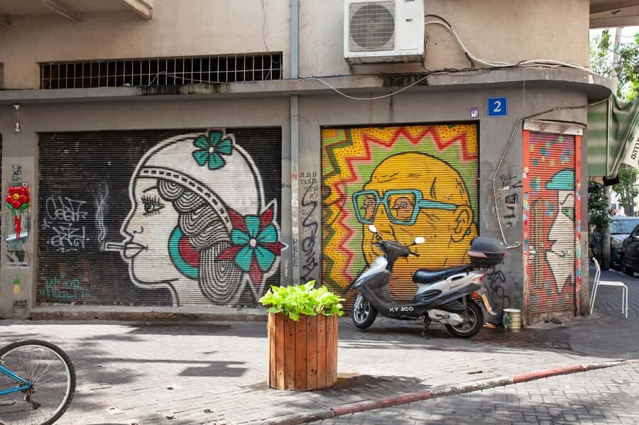 Tel Aviv: Carmel Market & Tel Aviv Tour with Tastings - Nahalat Binyamin: Murals as a Wayfinding Tool