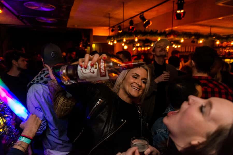 Tel Aviv: Pub Crawl with 4 Stops and Free Shots - Meeting Point, Days, and the 30-Minute Window